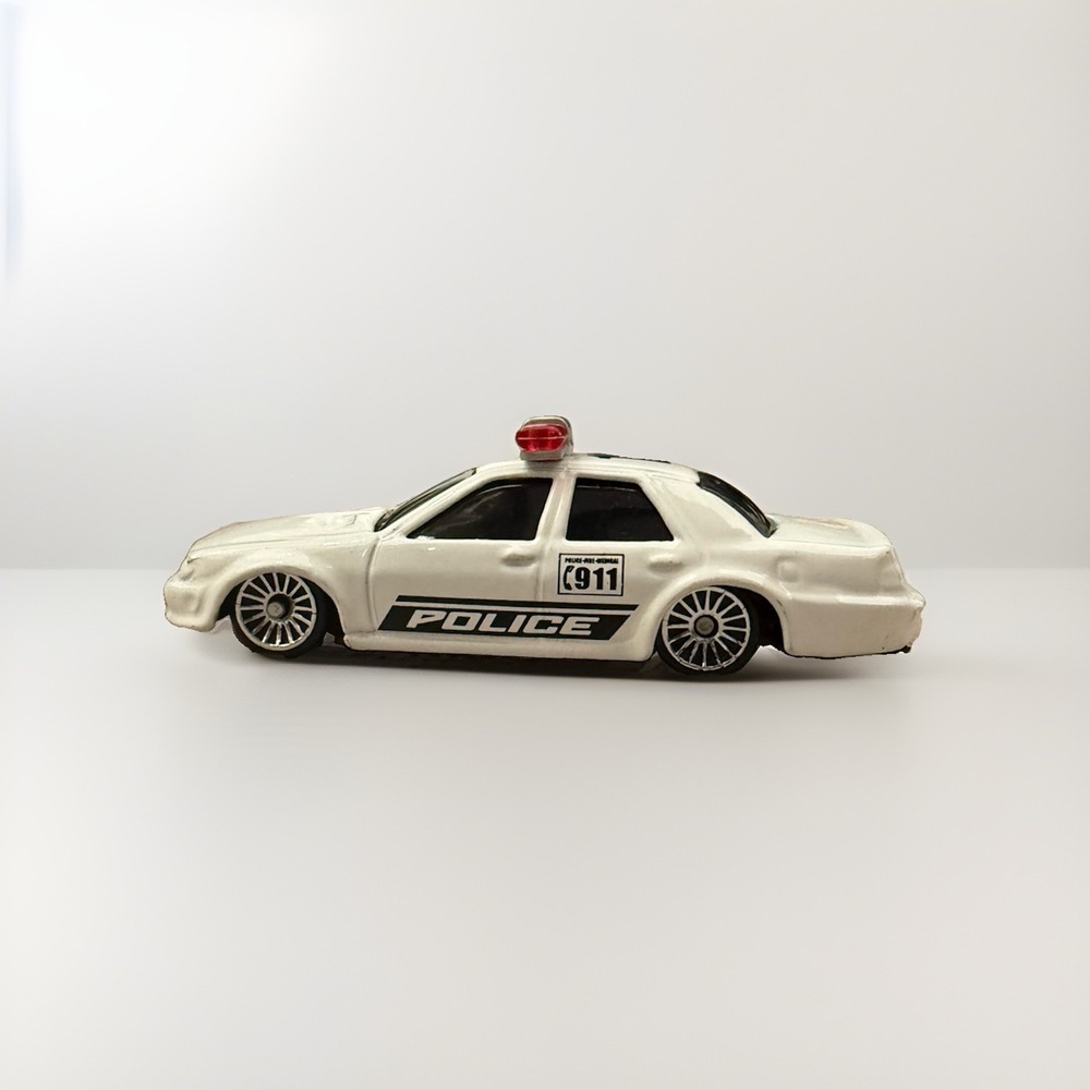 Maisto Ford Motor Co Crown Victoria Interceptor Sedan Police Car North America